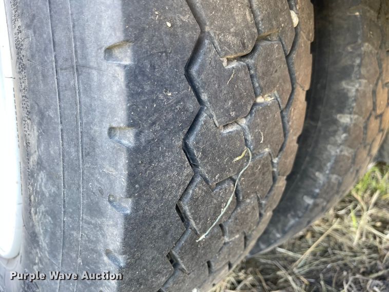 image for item MU9091 2002 Freightliner FL70  utility / service truck