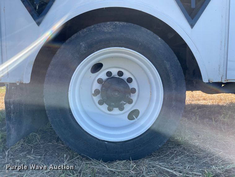 image for item MU9091 2002 Freightliner FL70  utility / service truck