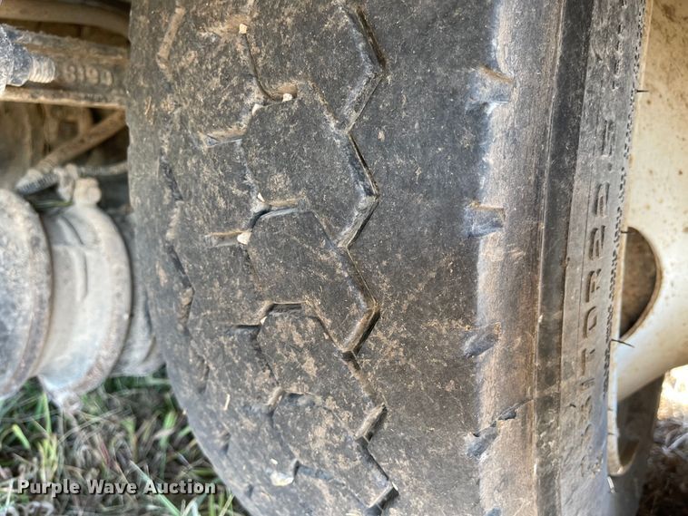 image for item MU9091 2002 Freightliner FL70  utility / service truck