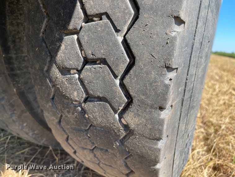 image for item MU9091 2002 Freightliner FL70  utility / service truck