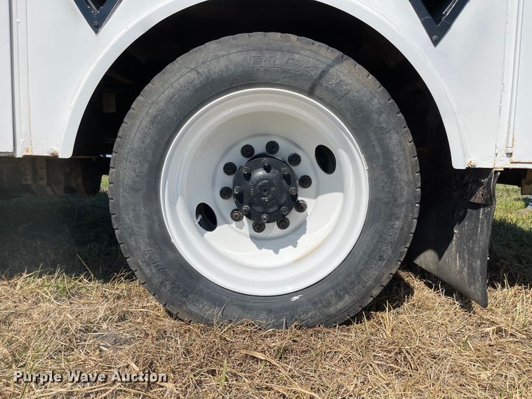 image for item MU9091 2002 Freightliner FL70  utility / service truck