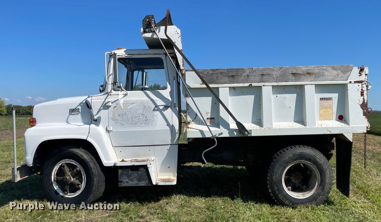 image for item MU9093 1975 Ford 700  dump truck