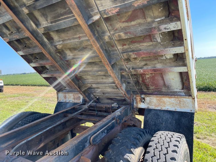 image for item MU9093 1975 Ford 700  dump truck