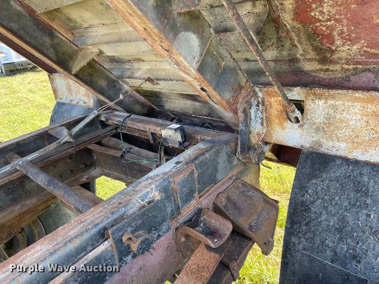 image for item MU9093 1975 Ford 700  dump truck