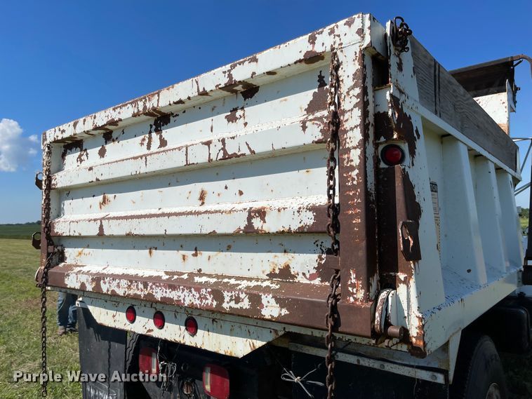 image for item MU9093 1975 Ford 700  dump truck