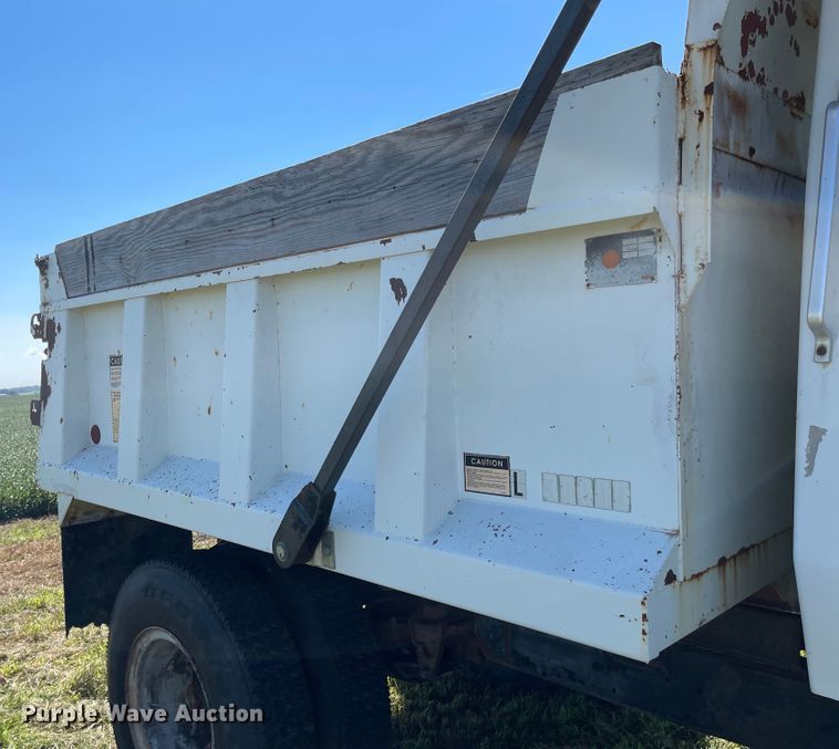 image for item MU9093 1975 Ford 700  dump truck