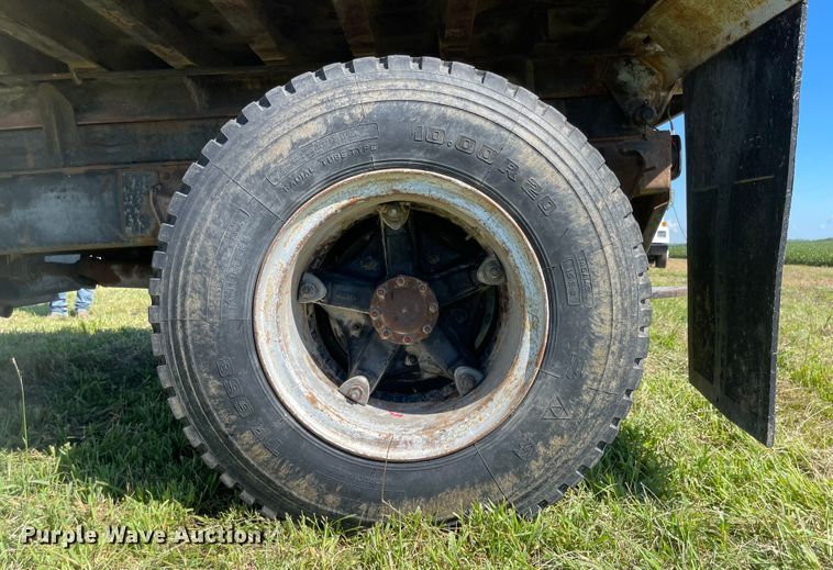image for item MU9093 1975 Ford 700  dump truck
