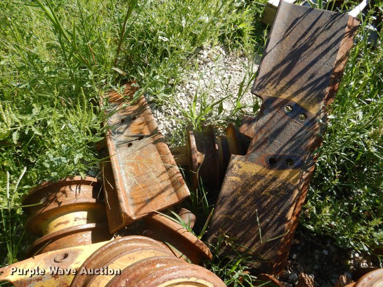 image for item MU9731 Dozer undercarriage parts