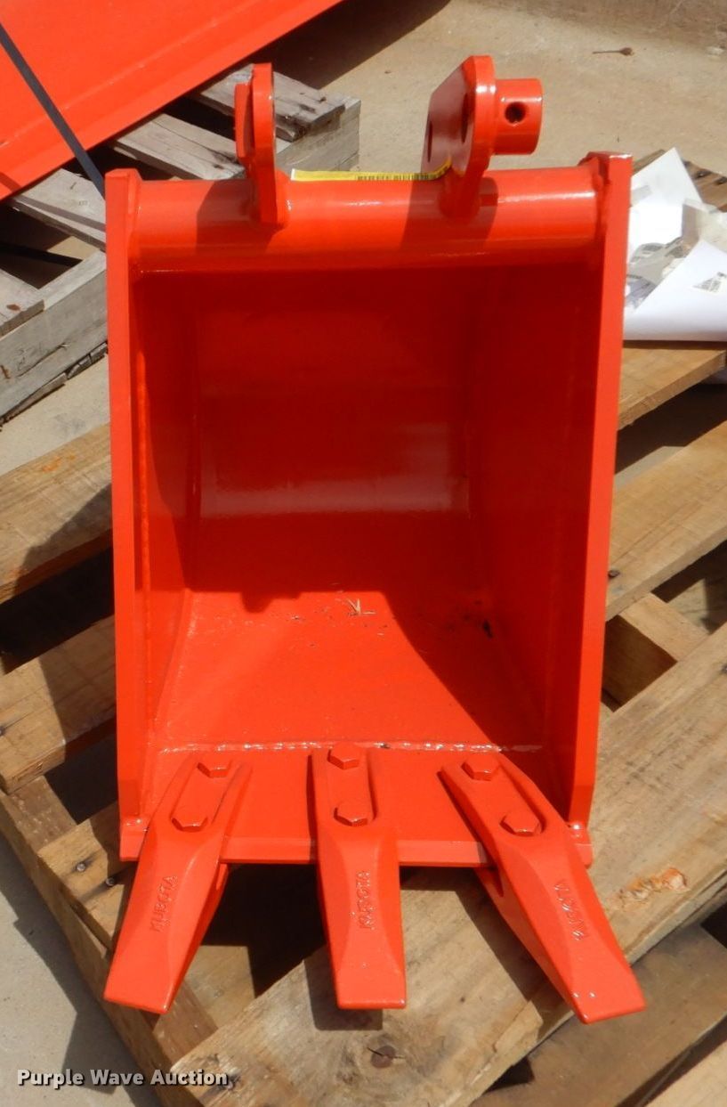 Kubota BT1952A mini excavator bucket in Grapevine, TX Item LS9813