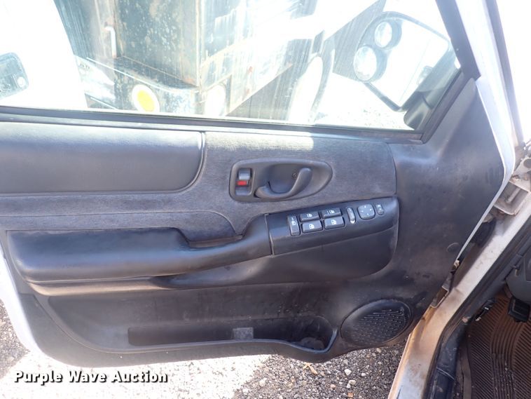 image for item DF8371 2001 Chevrolet Blazer  SUV