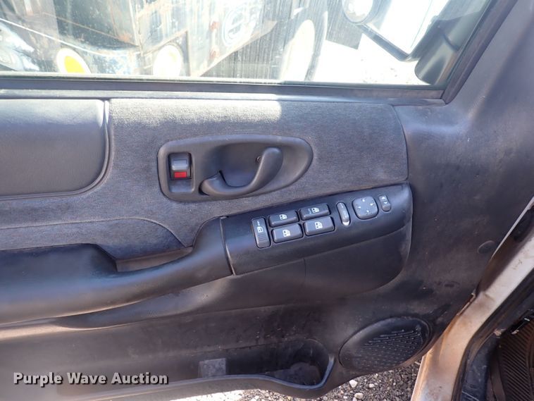 image for item DF8371 2001 Chevrolet Blazer  SUV