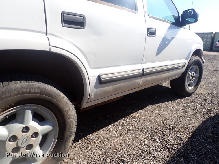 image for item DF8371 2001 Chevrolet Blazer  SUV