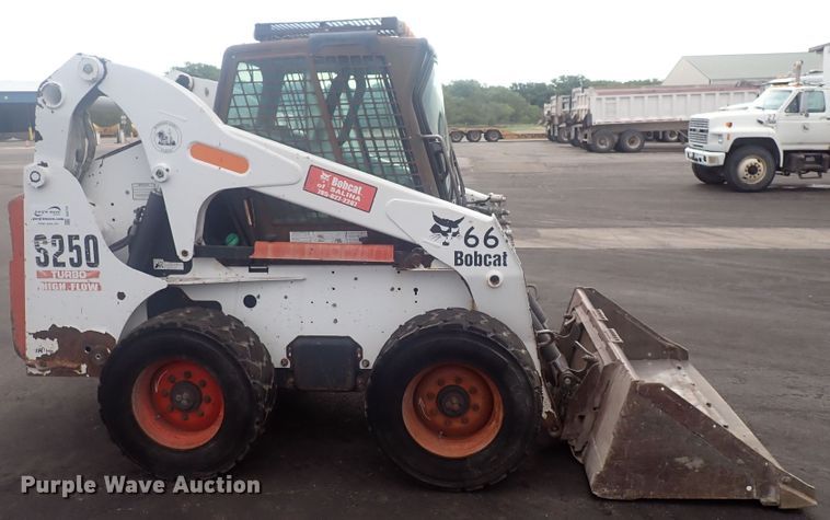 image for item DG2734 2003 Bobcat S250  skid steer loader