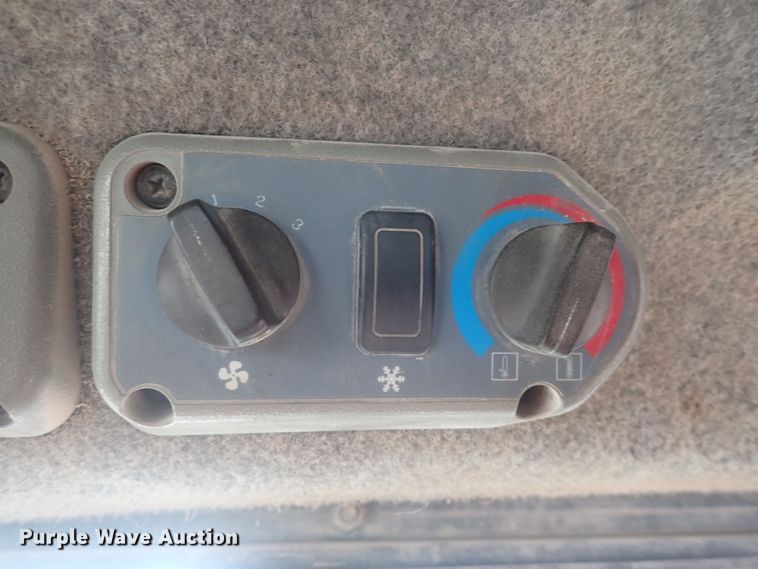 image for item DG2734 2003 Bobcat S250  skid steer loader