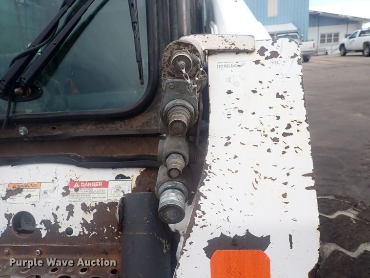 image for item DG2734 2003 Bobcat S250  skid steer loader