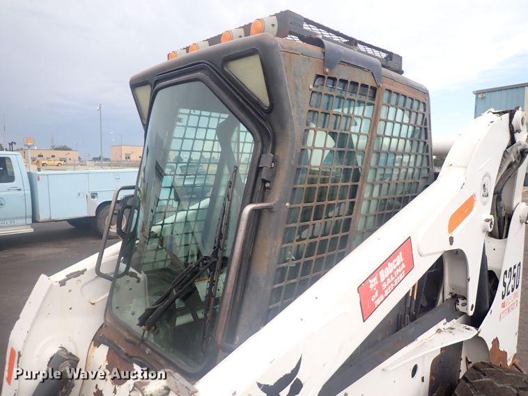 image for item DG2734 2003 Bobcat S250  skid steer loader