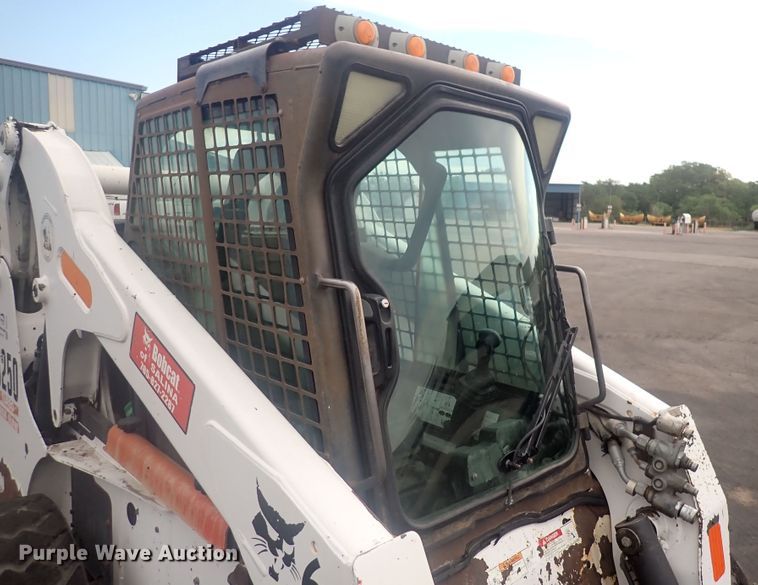 image for item DG2734 2003 Bobcat S250  skid steer loader