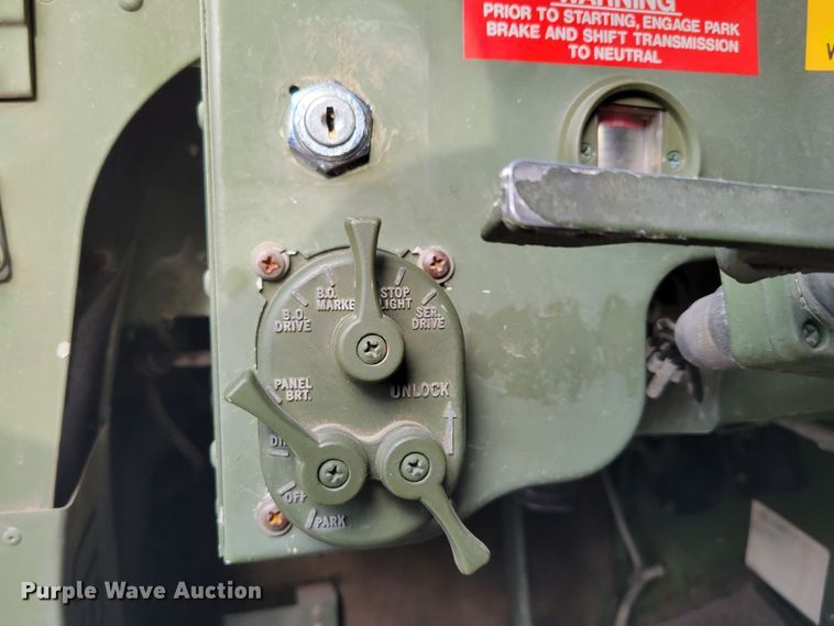 image for item DM2493 1989 Am General M998 Humvee  SUV