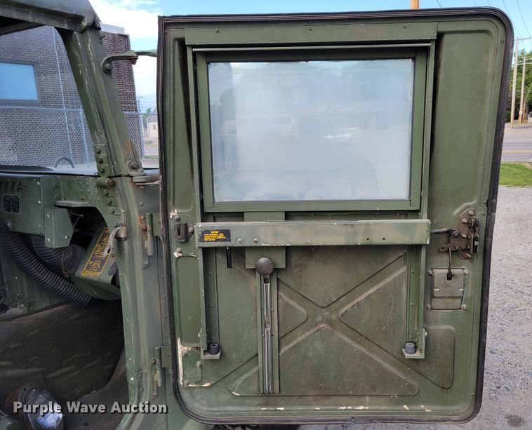 image for item DM2493 1989 Am General M998 Humvee  SUV