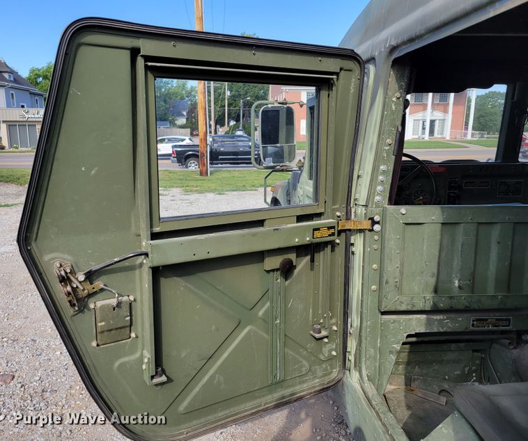 image for item DM2493 1989 Am General M998 Humvee  SUV
