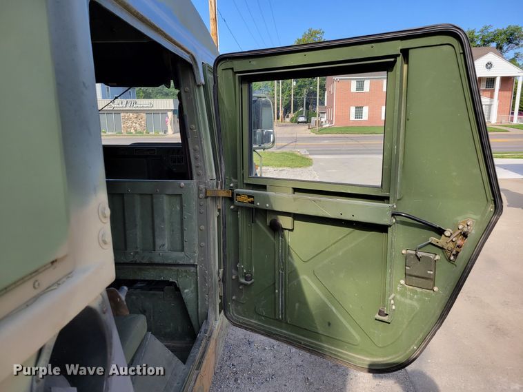 image for item DM2493 1989 Am General M998 Humvee  SUV