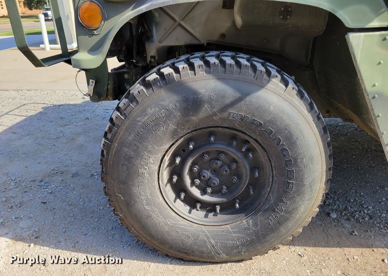 image for item DM2493 1989 Am General M998 Humvee  SUV