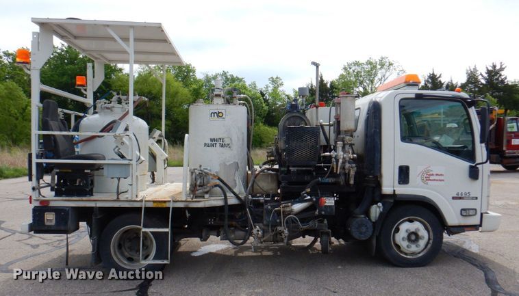 image for item DP4167 2008 GMC W5500HD  paint striping truck