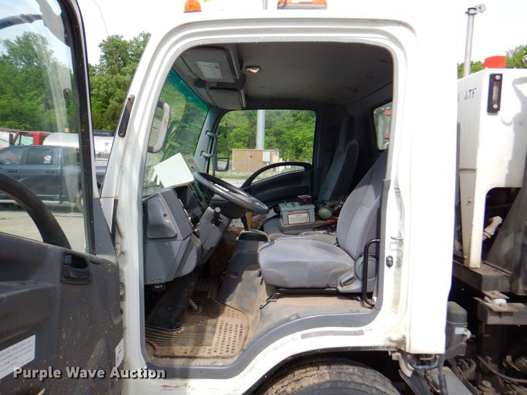 image for item DP4167 2008 GMC W5500HD  paint striping truck