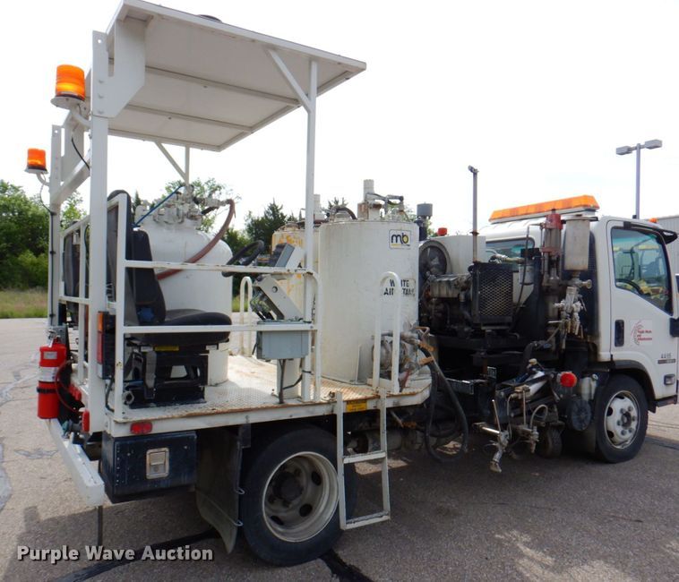 image for item DP4167 2008 GMC W5500HD  paint striping truck