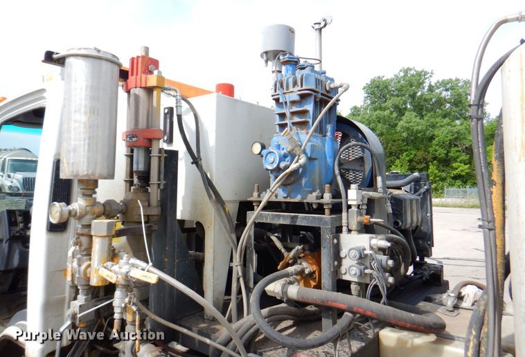 image for item DP4167 2008 GMC W5500HD  paint striping truck