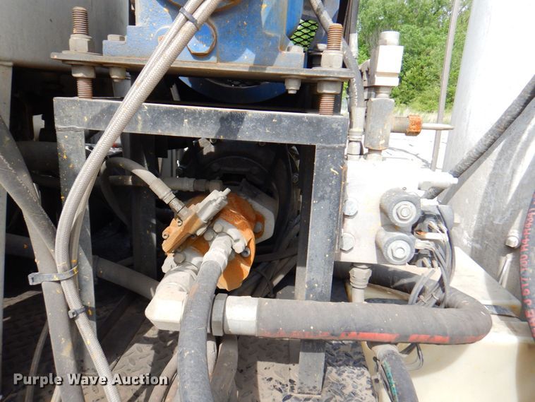 image for item DP4167 2008 GMC W5500HD  paint striping truck