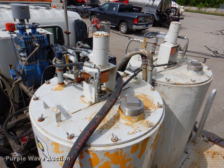 image for item DP4167 2008 GMC W5500HD  paint striping truck