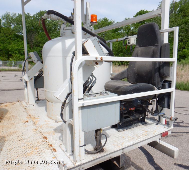 image for item DP4167 2008 GMC W5500HD  paint striping truck