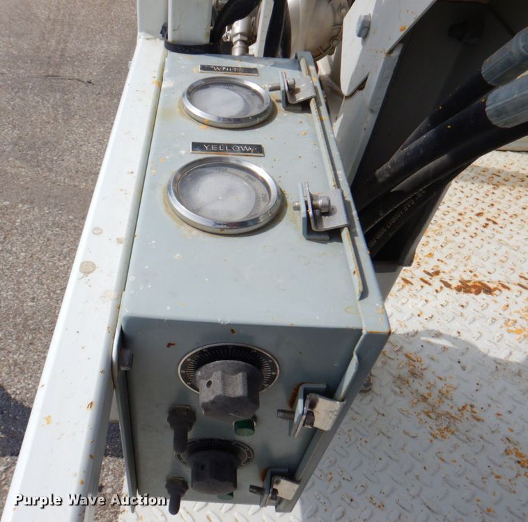 image for item DP4167 2008 GMC W5500HD  paint striping truck