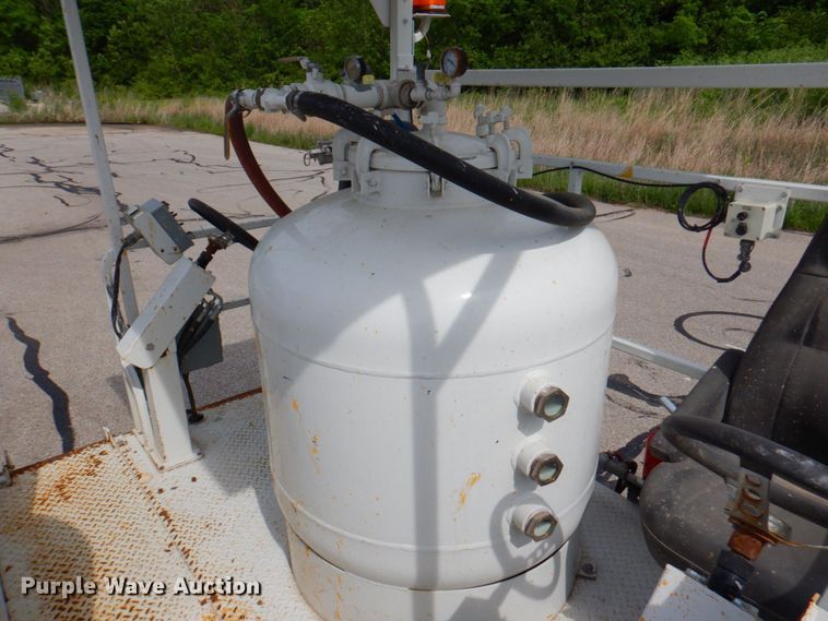 image for item DP4167 2008 GMC W5500HD  paint striping truck