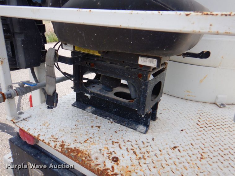 image for item DP4167 2008 GMC W5500HD  paint striping truck