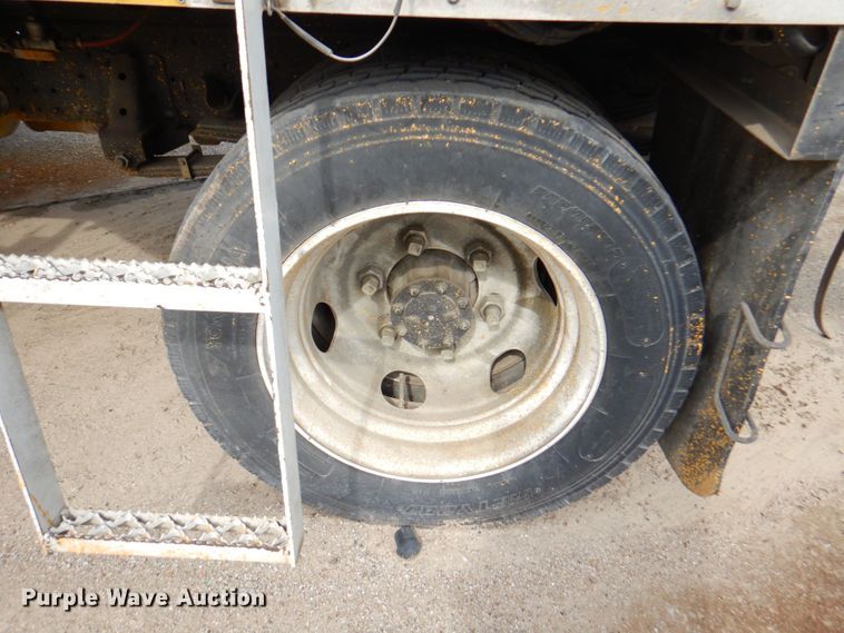 image for item DP4167 2008 GMC W5500HD  paint striping truck