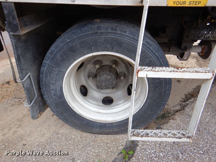 image for item DP4167 2008 GMC W5500HD  paint striping truck