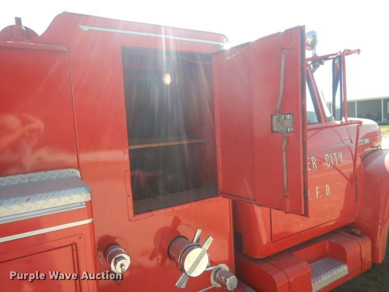 image for item HU9435 1972 International 1700  pumper fire truck