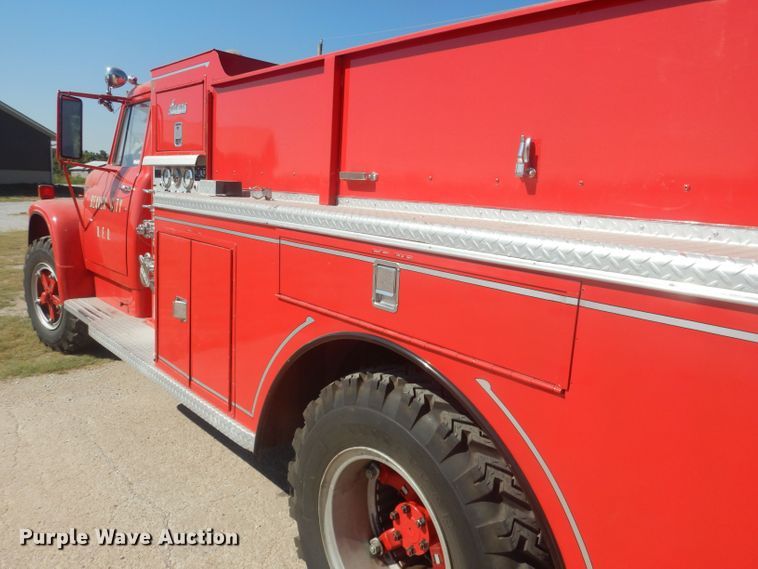 image for item HU9435 1972 International 1700  pumper fire truck