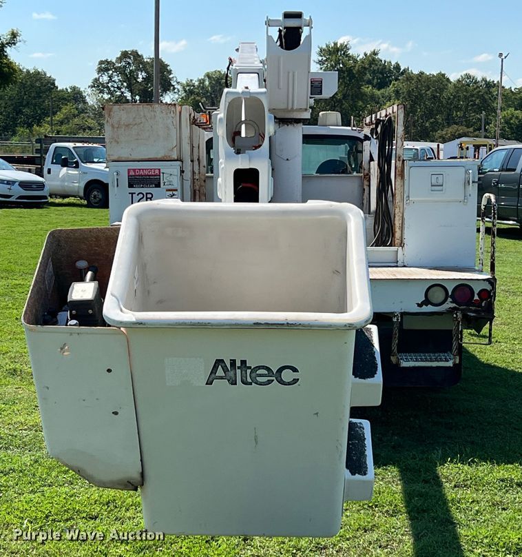 image for item IA9067 2003 Ford F450 Super Duty  bucket truck