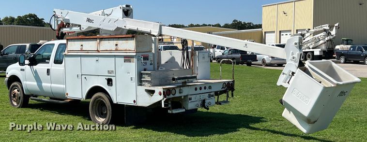 image for item IA9067 2003 Ford F450 Super Duty  bucket truck