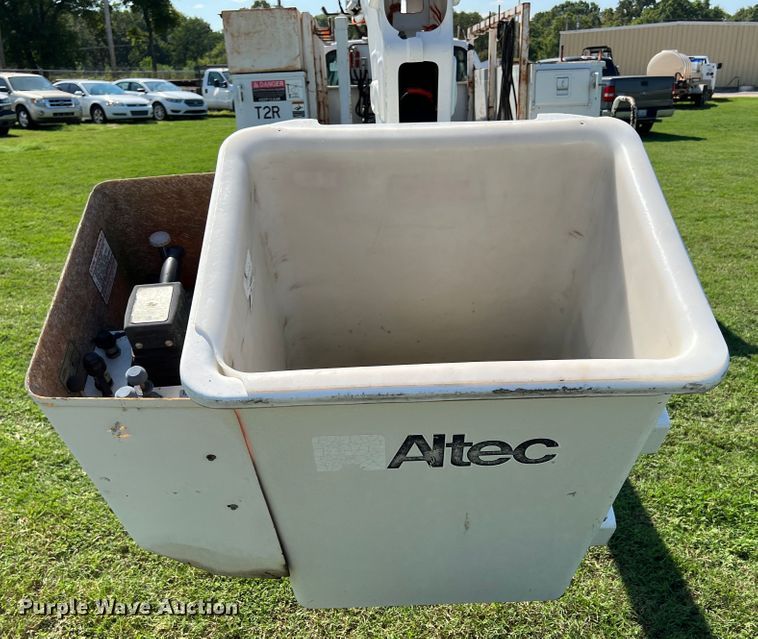 image for item IA9067 2003 Ford F450 Super Duty  bucket truck