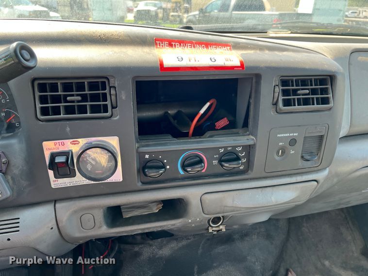 image for item IA9067 2003 Ford F450 Super Duty  bucket truck