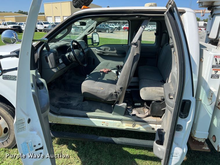 image for item IA9067 2003 Ford F450 Super Duty  bucket truck