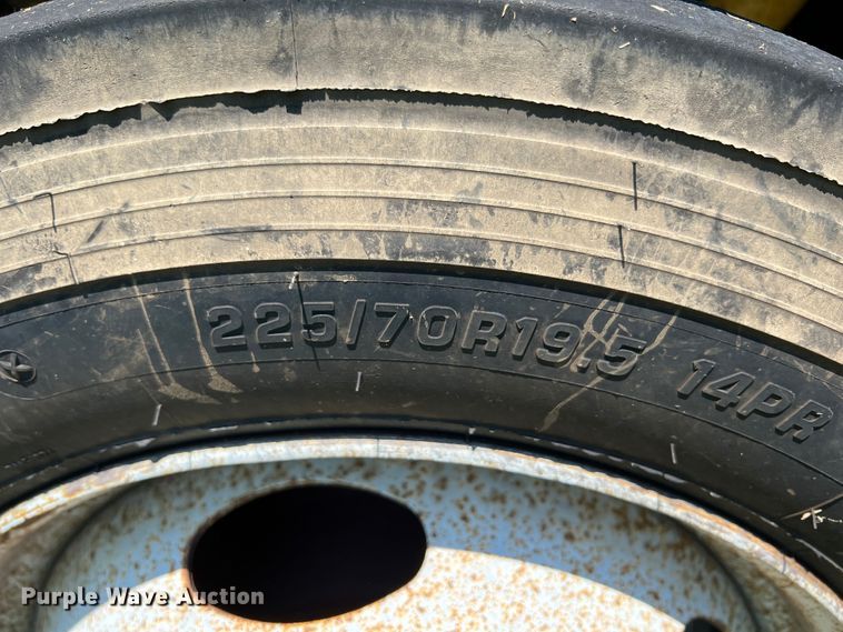 image for item IA9067 2003 Ford F450 Super Duty  bucket truck