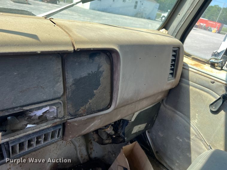 image for item IA9071 1981 International 1854  dump flatbed truck