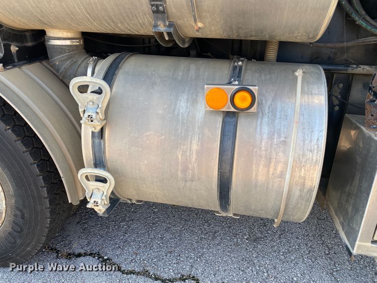 image for item JA9041 2008 International WorkStar 7400  vacuum truck