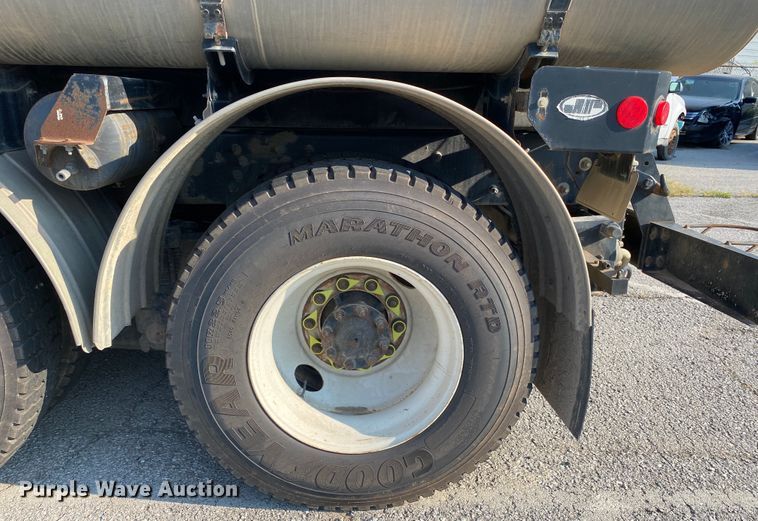 image for item JA9041 2008 International WorkStar 7400  vacuum truck