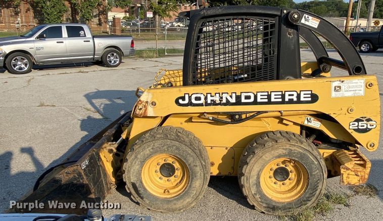 image for item JA9046 2000 John Deere 250  skid steer loader